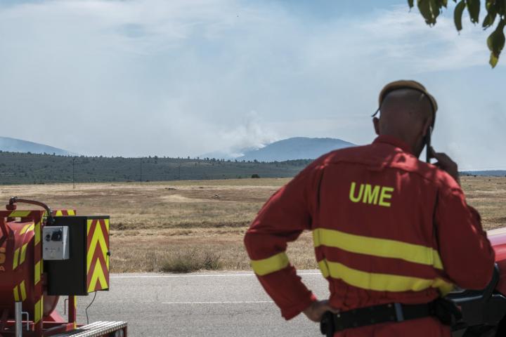 Un efectivo de la Unidad Militar de Emergencias trabaja sobre el terreno en el incendio de La Mierla, en la provincia de Guadalajara.