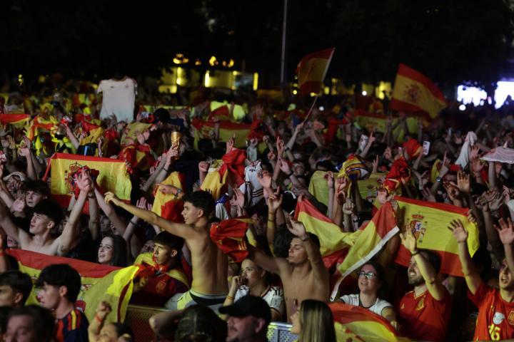 Aficionados de la selección española celebran en la plaza de Colón de Madrid