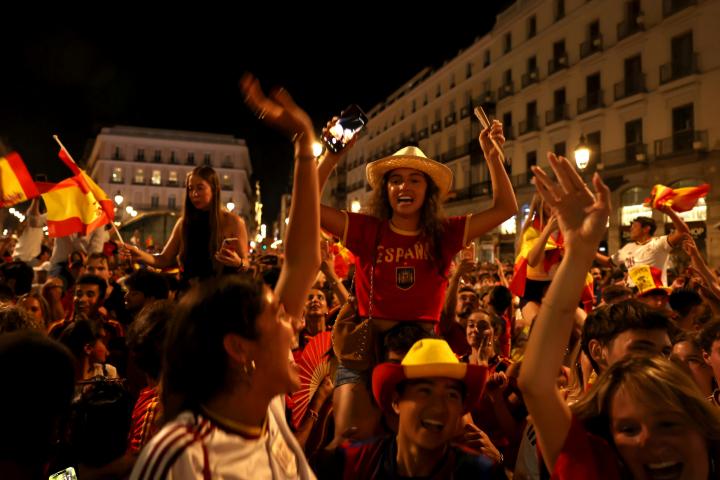 Aficionados españoles celebran la victoria de España en la final del Mundial de 2026