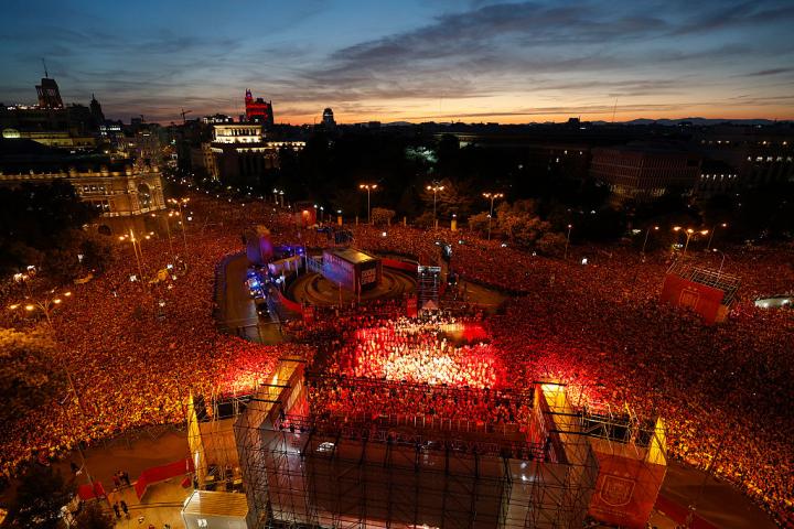 Ambientazo a la caída del sol en Cibeles, durante la fiesta por el Mundial