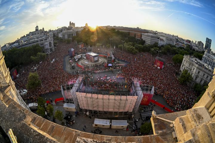 Ambientazo en la plaza de Cibeles en la fiesta por el segundo Mundial de España