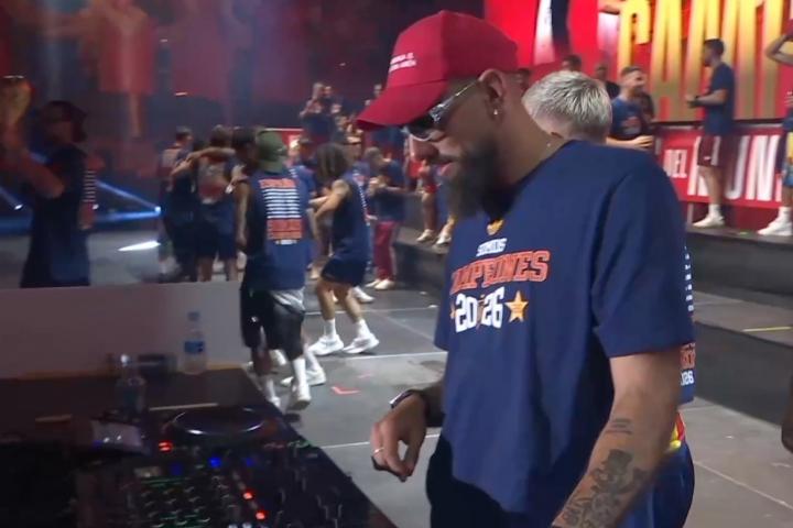 Borja Iglesias, de DJ en Cibeles durante la celebración del Mundial.