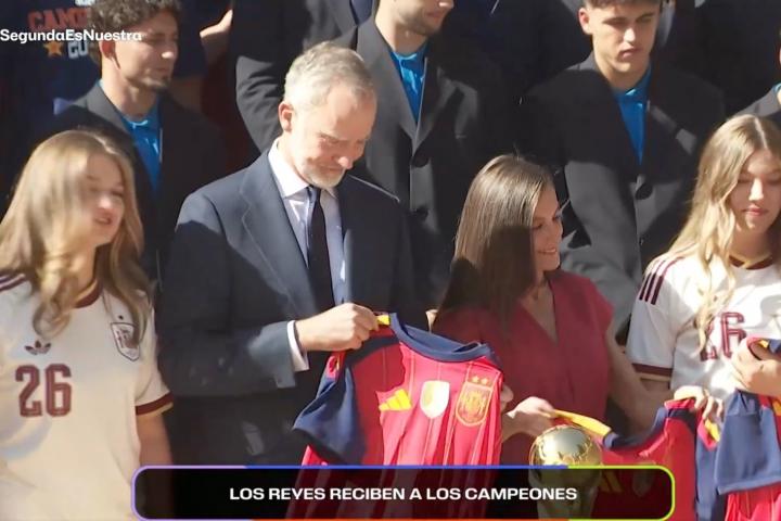 El rey Felipe VI recibe la camiseta de la selección con las dos estrellas.