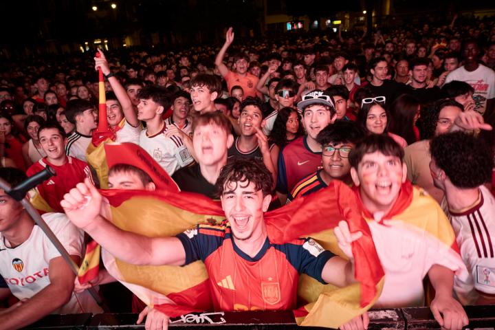 Españoles celebran en la Plaza de Colón la victoria de la selección española en el Mundial 2026