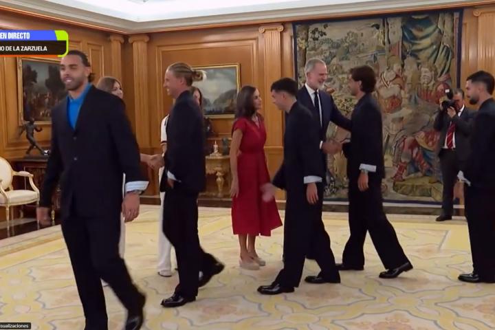 Felipe VI saluda a los jugadores de la Selección española.