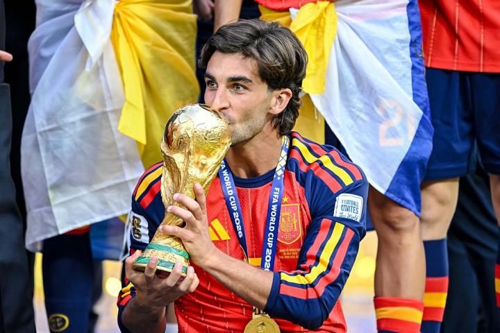 Ferrán Torres besa la Copa del Mundo