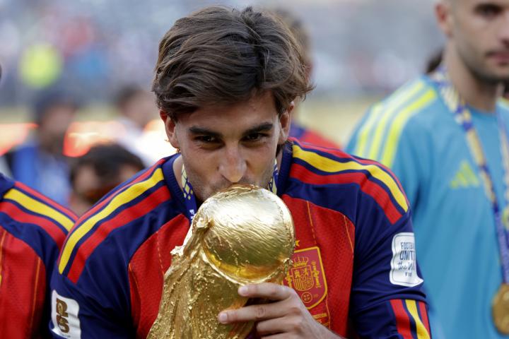 Ferran Torres besa la Copa del Mundo tras marcar el gol decisivo contra Argentina