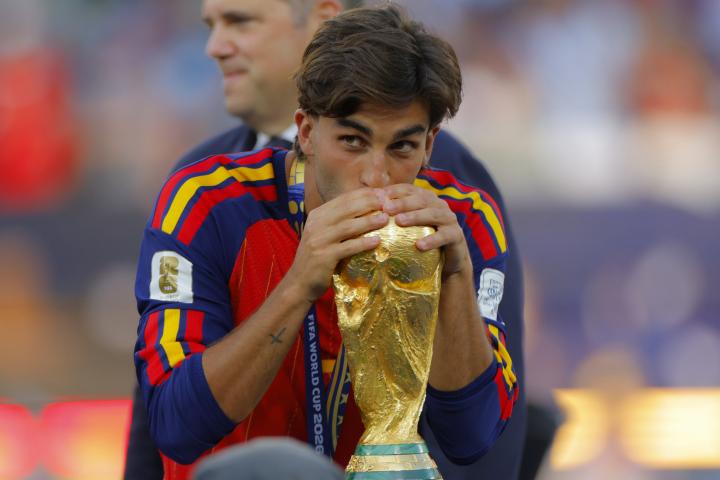 Ferran Torres con el trofeo