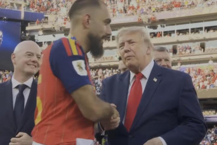 Iglesias le da la mano a Trump