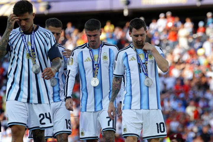 Jugadores de la selección argentina, tras recibir la medalla de subcampeones del Mundial de fútbol