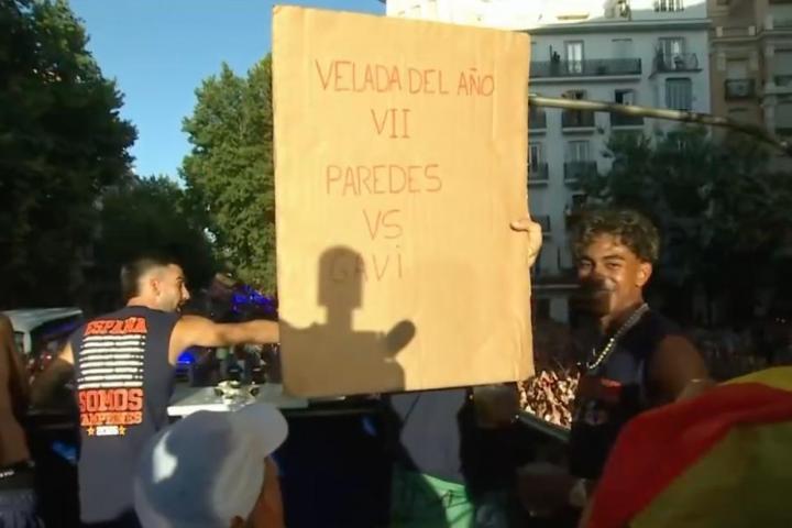 La pancarta sobre Gavi que levantaron Fabián y Lamine Yamal.