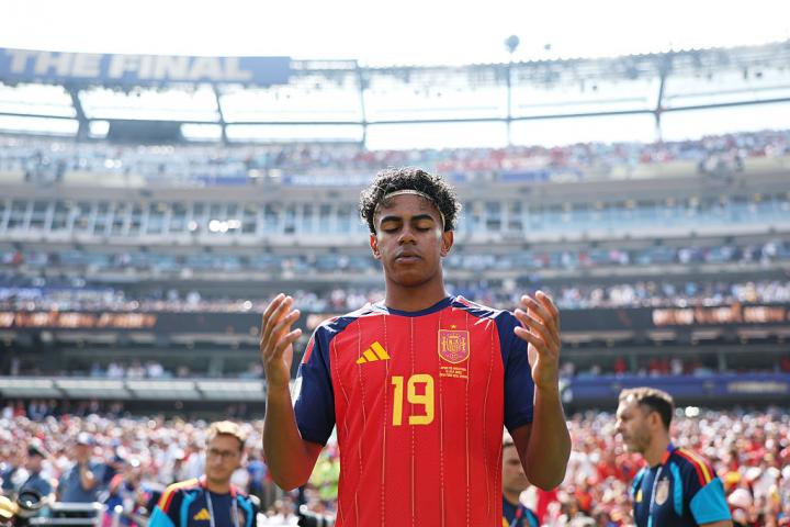 EAST RUTHERFORD, NEW JERSEY - JULY 19: Lamine Yamal #19 of Spain prays before the FIFA World Cup 2026 Final match between Spain and Argentina at New York New Jersey Stadium on July 19, 2026 in East Rutherford, New Jersey. (Photo by Alex Pantling - FIFA/FIFA via Getty Images)
