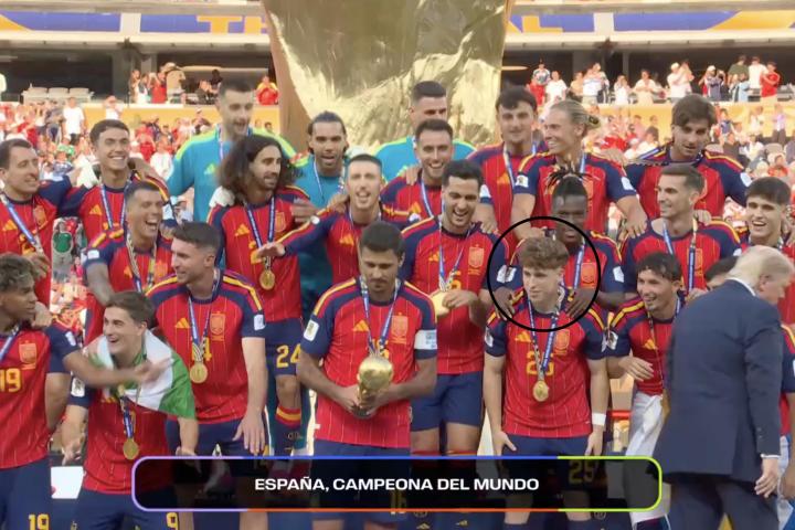 Los jugadores de la selección española celebrando en título mientras Trump pasa por delante