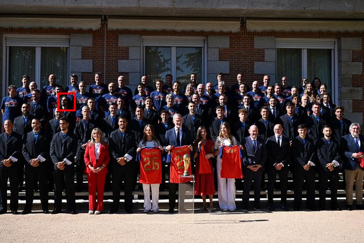 Marc Cucurella, durante la foto de familia con los reyes