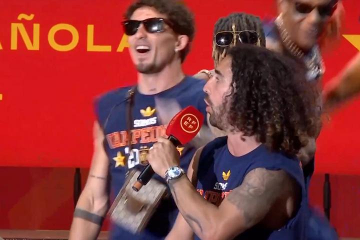 Marc Cucurella en la celebración del Mundial en Cibeles.
