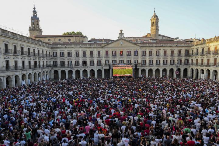 Miles de personas se agolpan en la plaza de España de Vitoria-Gasteiz para ver la final del Mundial entre España y Argentina en una pantalla gigante.