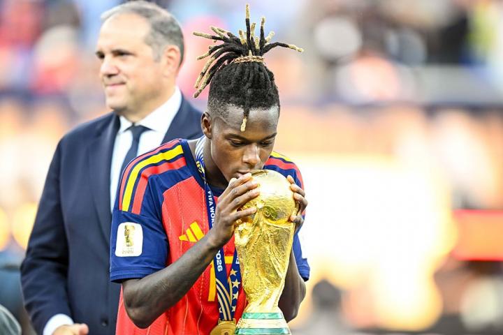 Nico Williams besa la copa al terminar la final del Mundial contra Argentina.