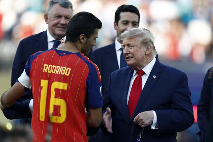 Rodri, capitán de la selección española, da la mano a Donald Trump tras hacerse con la copa del mundo.