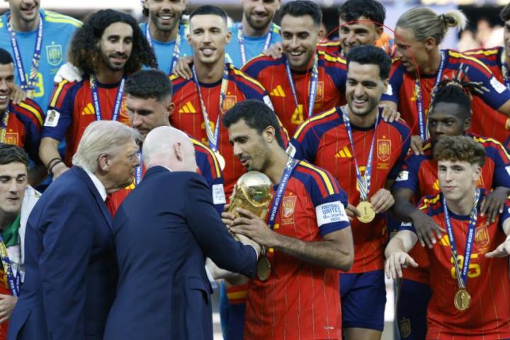 Rodri levantando la copa del mundo en el podio.