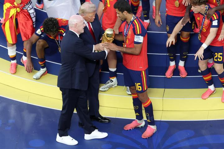 Rodrigo, recogiendo el trofeo.