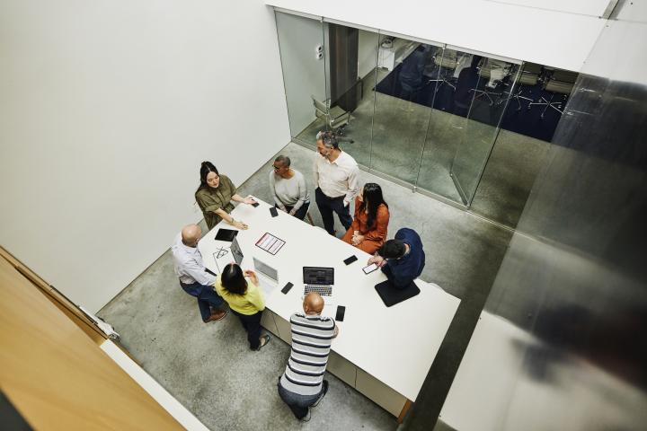 Un grupo de trabajo mantiene una reunión de empresa.