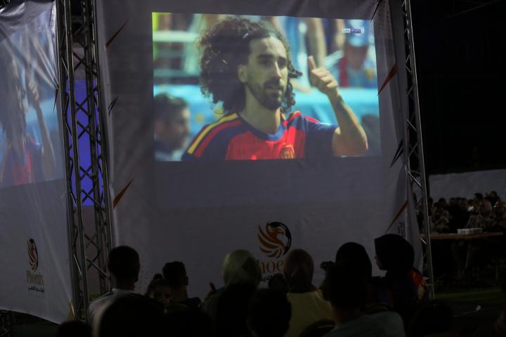 alt="alt="La final del Mundial entre España y Argentina también reunió a cientos de gazatíes en torno a pantallas gigantes.""