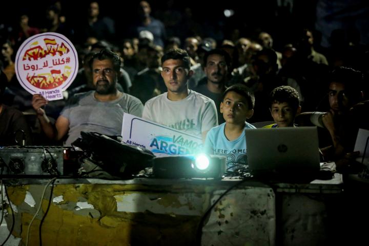 alt="alt="Un aficionado gazatí sigue la final de la Copa del Mundo 2026""