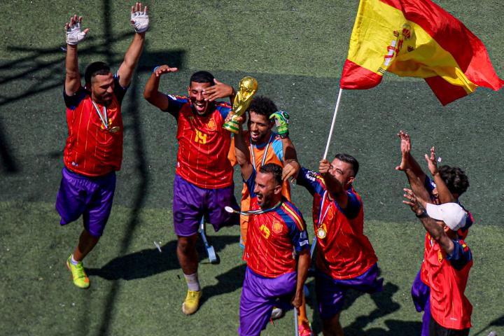 alt="alt="Heridos por los bombardeos disfrutan de un partido de fútbol en Gaza""