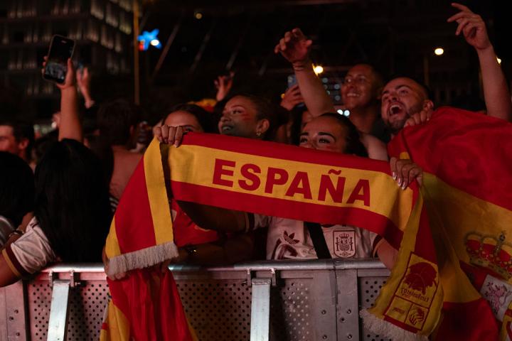 Aficionados de España, viendo la final del Mundial en la Plaza de Colón.