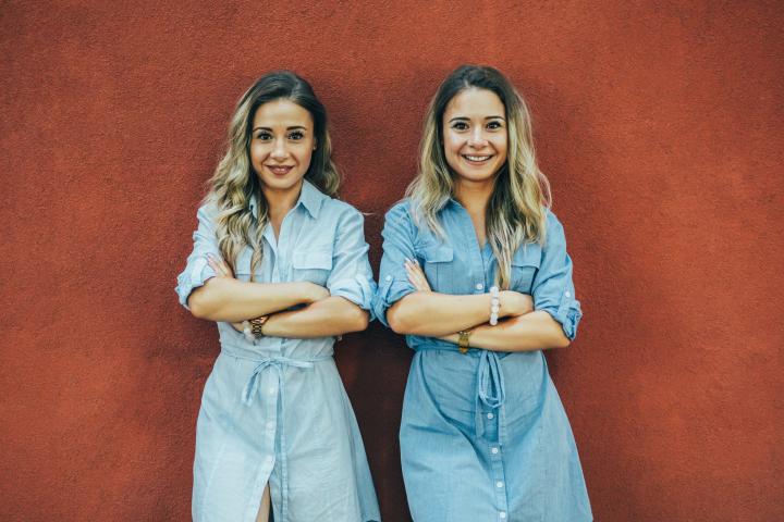 Dos hermanas gemelas.