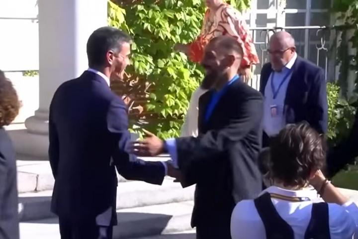 El saludo entre Borja Iglesias y Pedro Sánchez.