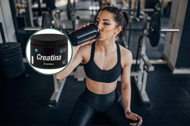 Una mujer bebe un batido en un gimnasio; sobre un círculo, el nuevo bote de creatina disponible en Mercadona