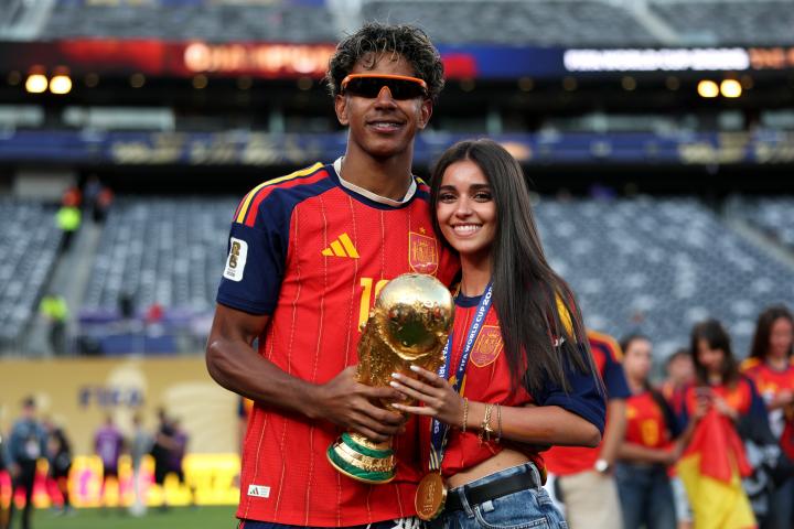 Lamine Yamal e Inés García, con la copa del mundo en la final del Mundial