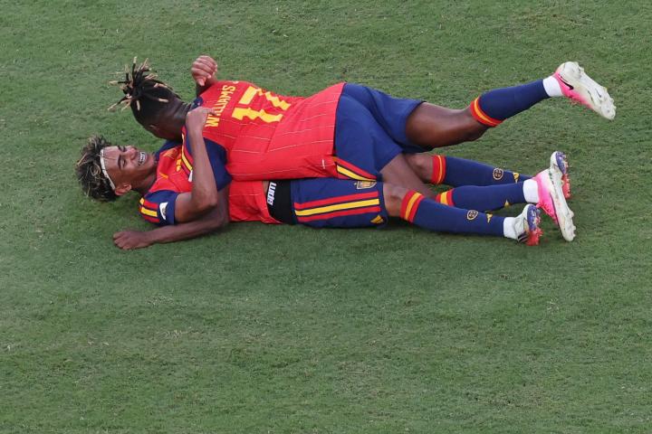Nico Williams y Lamine Yamal, tras ganar el Mundial