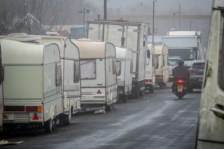 'Pelotón' de caravanas, en una carretera