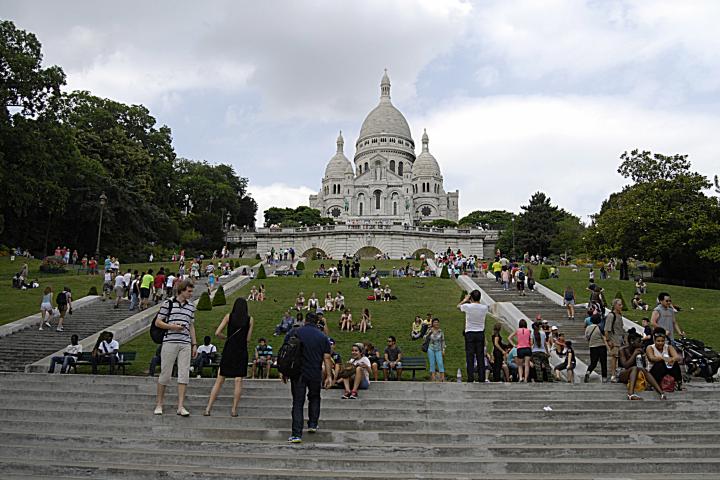 alt="alt="Turistas ante la Basílica del Sagrado Corazón, en lo alto del barrio de Montmartre, en París, Francia.""