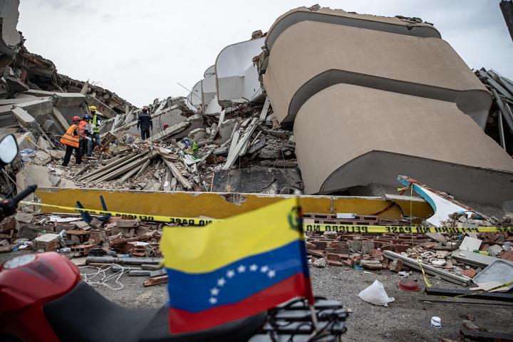 Un edificio en ruinas por el doble terremoto en Venezuela.