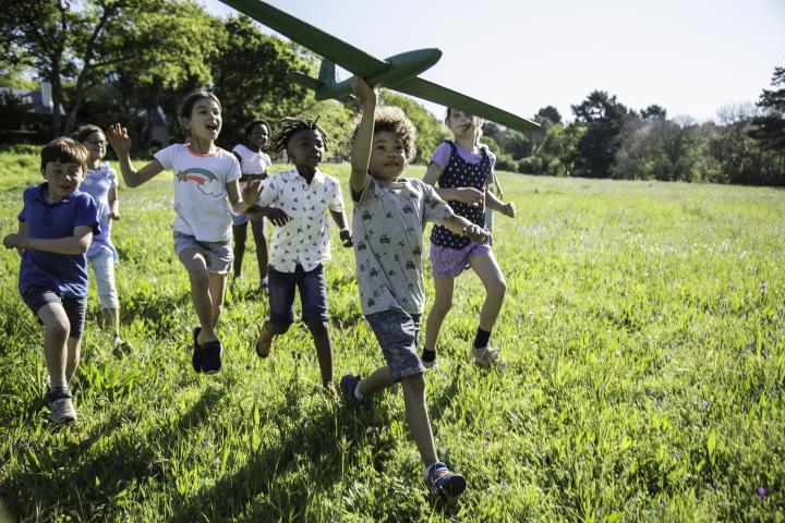 Un grupo de niños juega en un parque infantil.