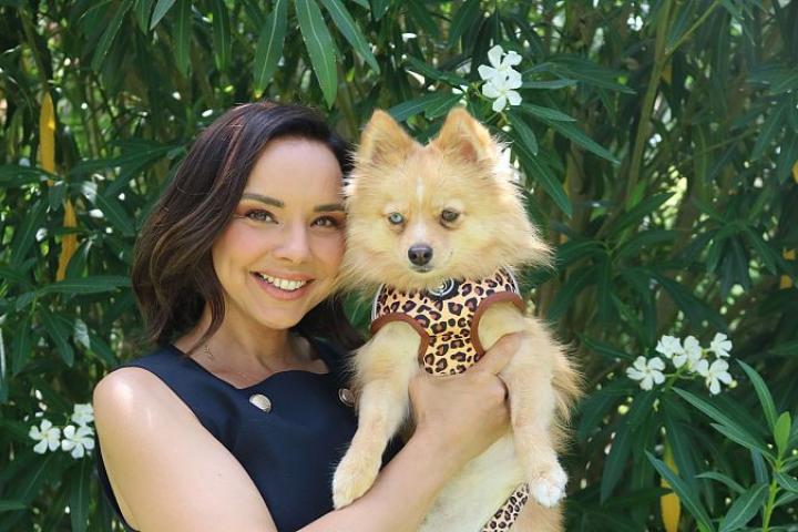 Chenoa posa junto a su perra Cloe para el programa 'Dog House'