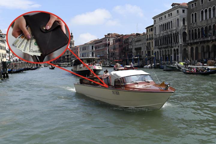 Una imagen de archivo de un vaporetto navegando por un canal de Venecia y otra de una cartera con dinero