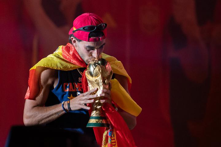 Ferrán Torres besa la copa del Mundo en los festejos en Madrid.