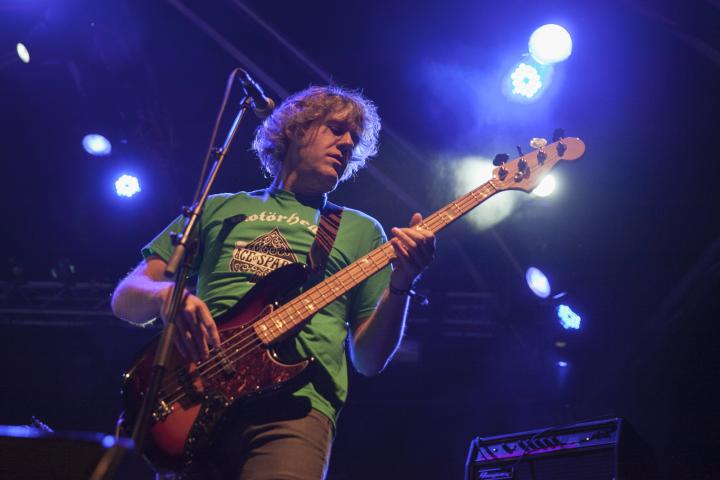 Joan Roca, bajista de la banda Antònia Font, en una actuación con su grupo en el Primavera Sound