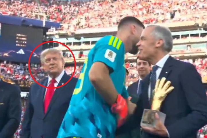La reacción de Trump al ver el abrazo entre Unai Simón y Carney.
