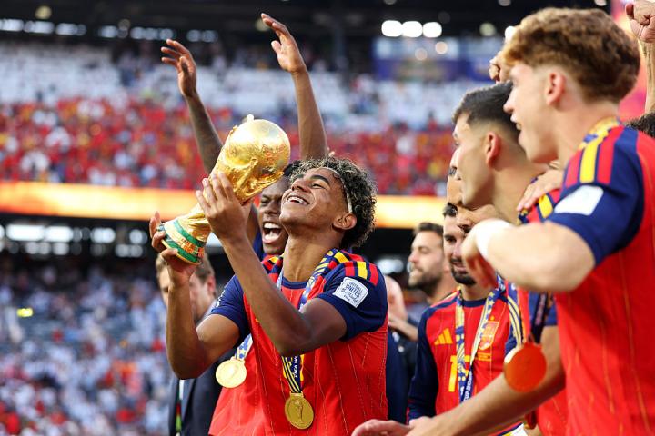 Lamine Yamal, levantando la Copa del Mundo.