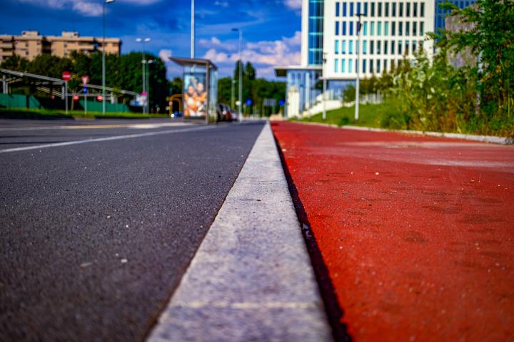Marcas rojas en un carril de una carretera