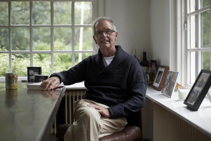 Un hombre, en su casa.