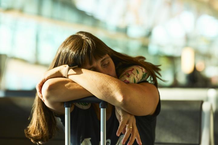 Una mujer con somnolencia