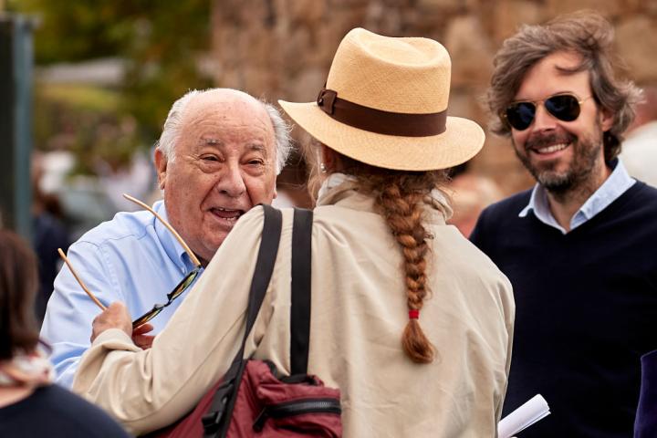 Amancio Ortega saluda a la infanta Elena, en una fotografía de archivo