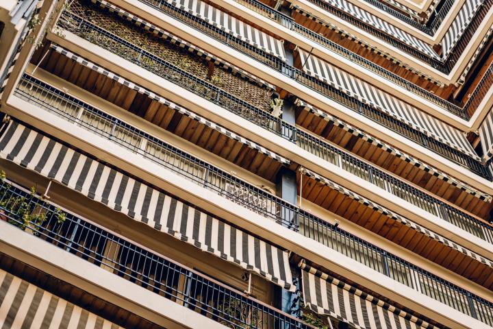 Balcones con toldos en un bloque de pisos