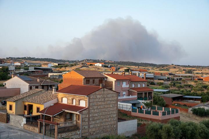 Columna de humo en Villa del Prado el 22 de julio de 2026.